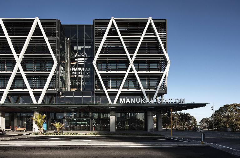 manukau-institute-of-technology-school-slide_index0